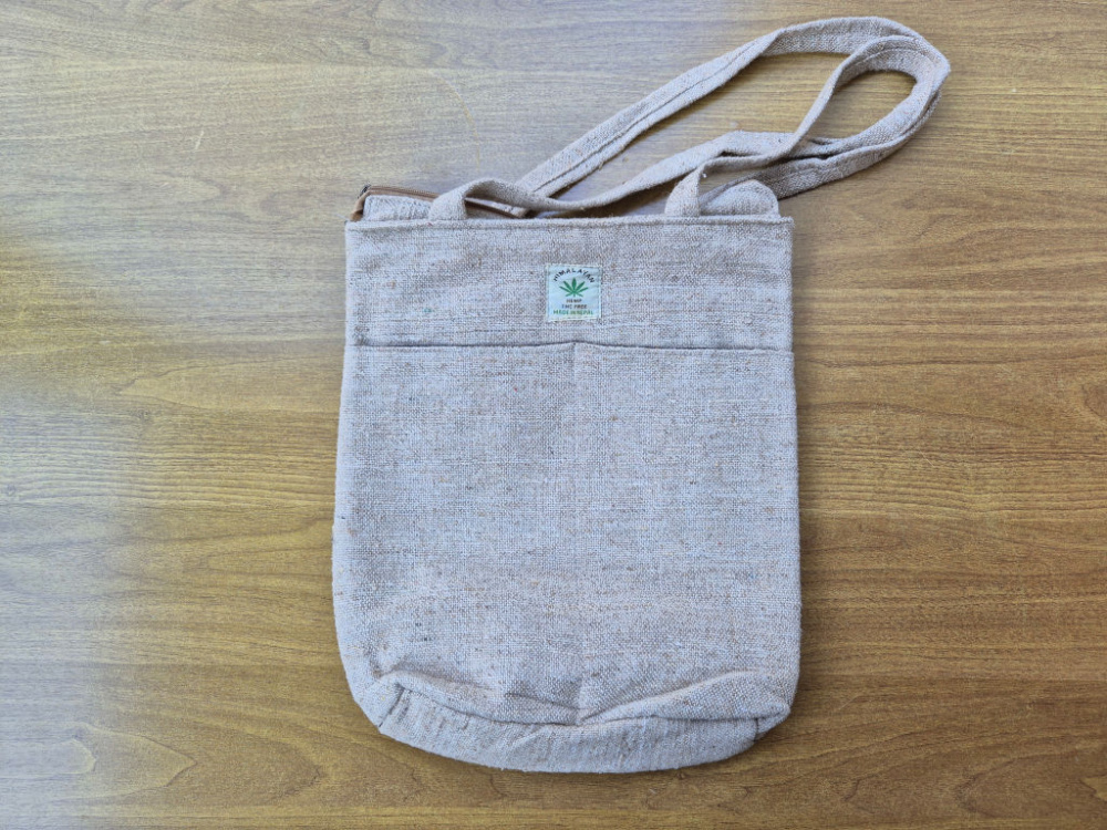 Preview: Klare Form mit praktischen Frontfächern